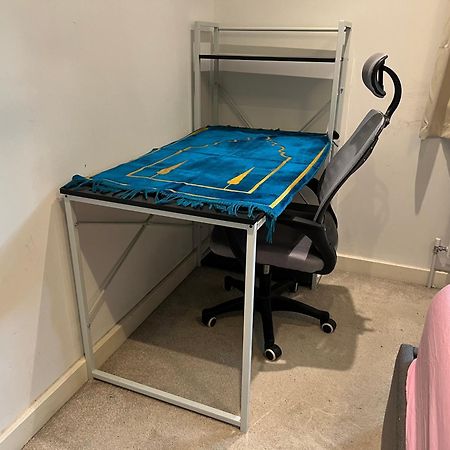 London Holiday Home Newly Refurbished - Entire 4 Bedroom Private House With Kitchen, Living Room & Private Garden - 1 Cape House London, Within 30 Mins From Central London, London Bridge & Canary Wharf Exteriör bild