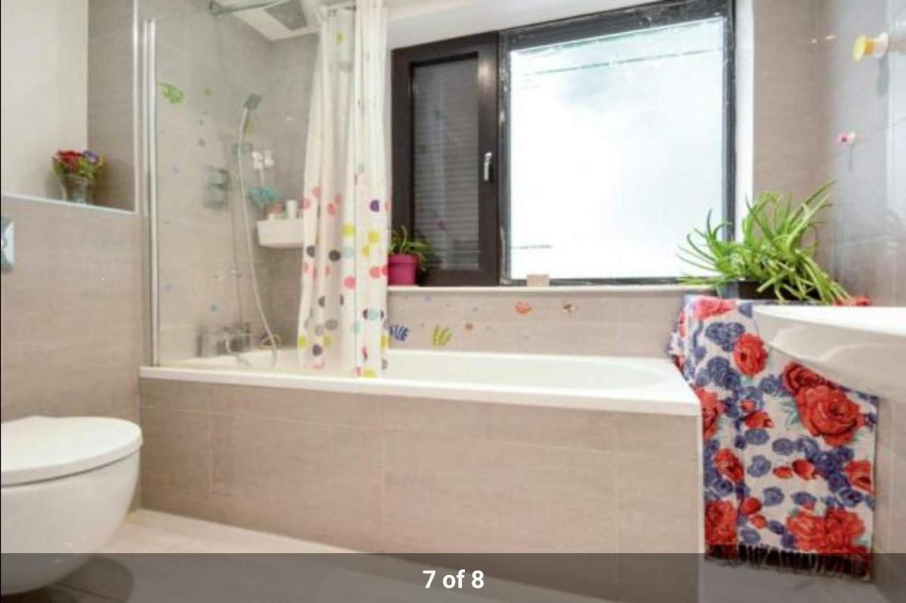 London Holiday Home Newly Refurbished - Entire 4 Bedroom Private House With Kitchen, Living Room & Private Garden - 1 Cape House London, Within 30 Mins From Central London, London Bridge & Canary Wharf Exteriör bild