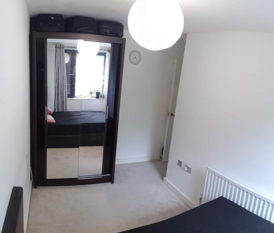 London Holiday Home Newly Refurbished - Entire 4 Bedroom Private House With Kitchen, Living Room & Private Garden - 1 Cape House London, Within 30 Mins From Central London, London Bridge & Canary Wharf Exteriör bild
