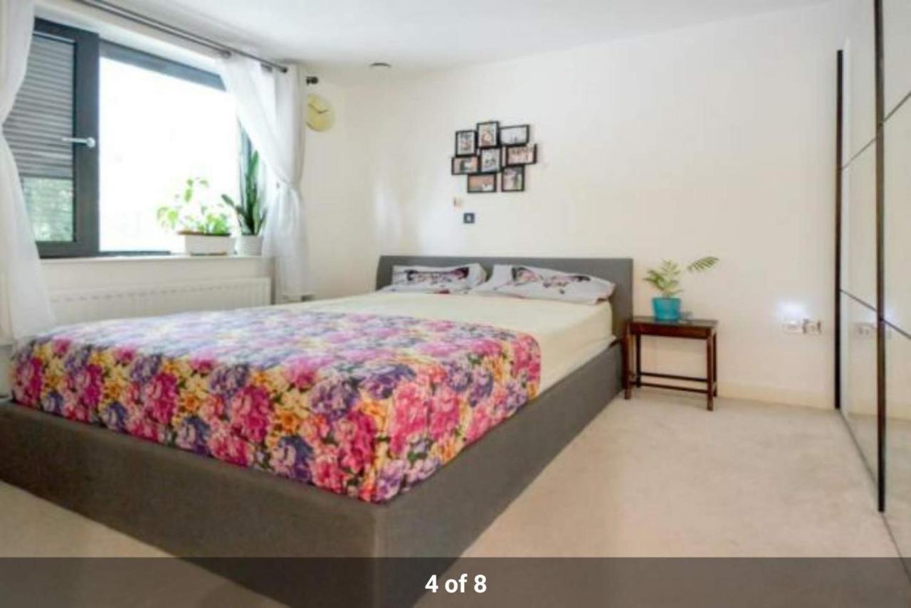 London Holiday Home Newly Refurbished - Entire 4 Bedroom Private House With Kitchen, Living Room & Private Garden - 1 Cape House London, Within 30 Mins From Central London, London Bridge & Canary Wharf Exteriör bild