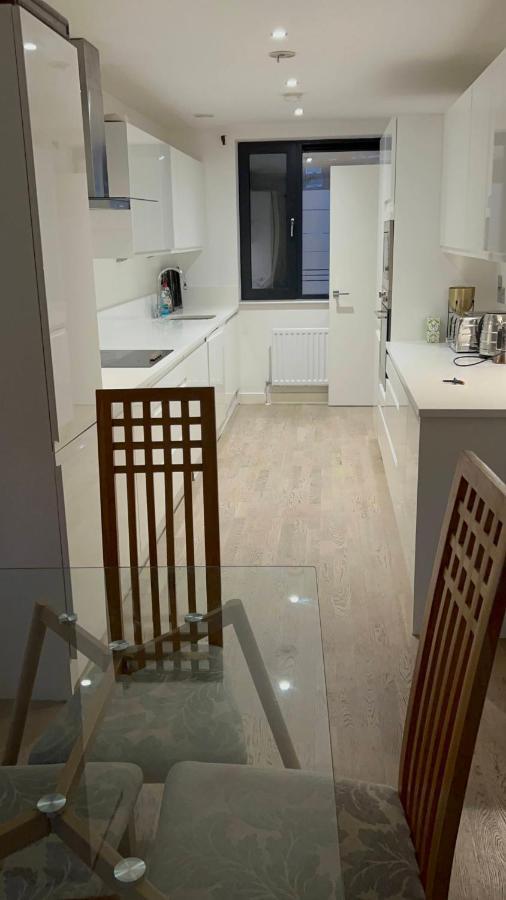London Holiday Home Newly Refurbished - Entire 4 Bedroom Private House With Kitchen, Living Room & Private Garden - 1 Cape House London, Within 30 Mins From Central London, London Bridge & Canary Wharf Exteriör bild