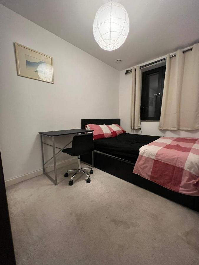 London Holiday Home Newly Refurbished - Entire 4 Bedroom Private House With Kitchen, Living Room & Private Garden - 1 Cape House London, Within 30 Mins From Central London, London Bridge & Canary Wharf Exteriör bild