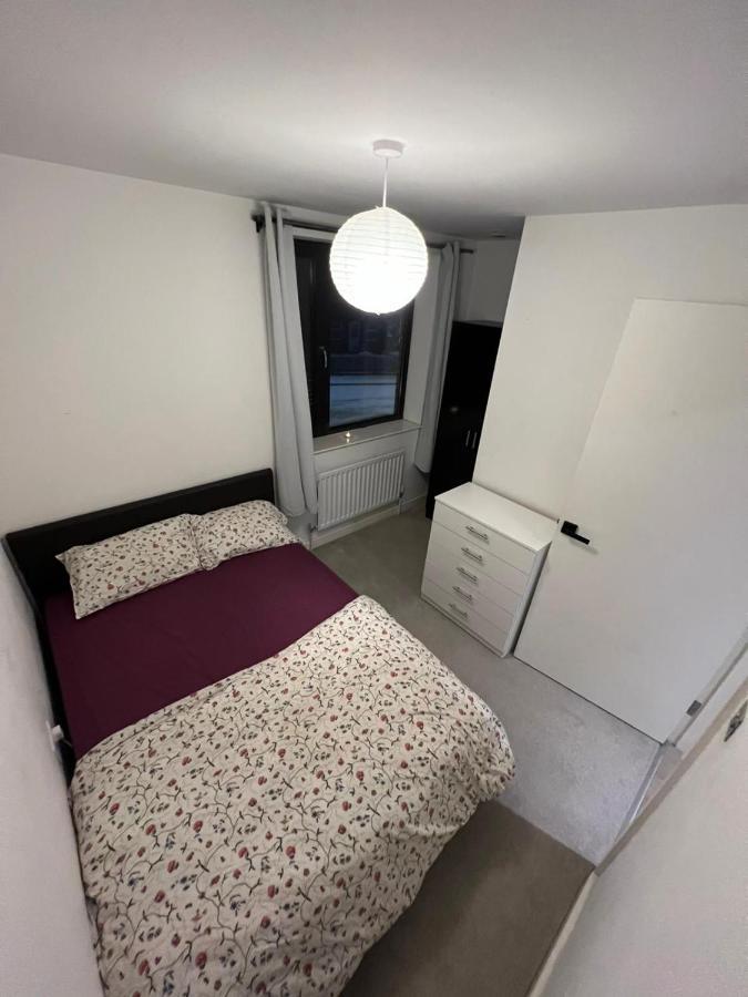 London Holiday Home Newly Refurbished - Entire 4 Bedroom Private House With Kitchen, Living Room & Private Garden - 1 Cape House London, Within 30 Mins From Central London, London Bridge & Canary Wharf Exteriör bild