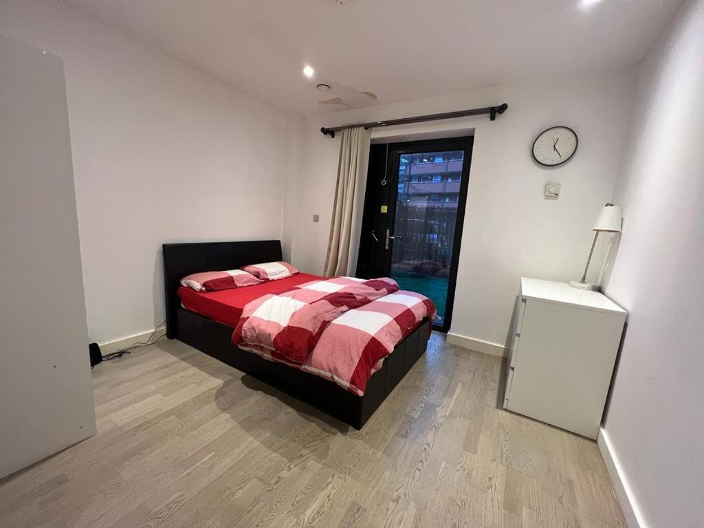 London Holiday Home Newly Refurbished - Entire 4 Bedroom Private House With Kitchen, Living Room & Private Garden - 1 Cape House London, Within 30 Mins From Central London, London Bridge & Canary Wharf Exteriör bild