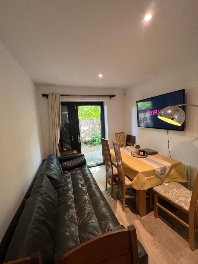 London Holiday Home Newly Refurbished - Entire 4 Bedroom Private House With Kitchen, Living Room & Private Garden - 1 Cape House London, Within 30 Mins From Central London, London Bridge & Canary Wharf Exteriör bild